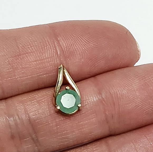10KY Gold Emerald 1.00 ct Solitaire Pendant - Picture 6 of 6
